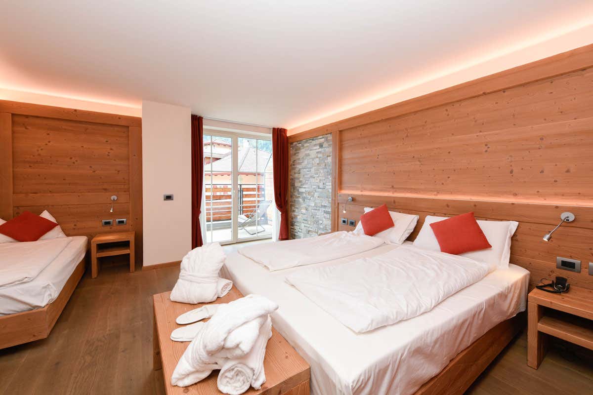 C’è una valle tra rovine ancestrali e silenzi inquieti, in cui la Mela Dop affascinò Sissi C’è una valle tra rovine ancestrali e silenzi inquieti, in cui la Mela Dop affascinò Sissi