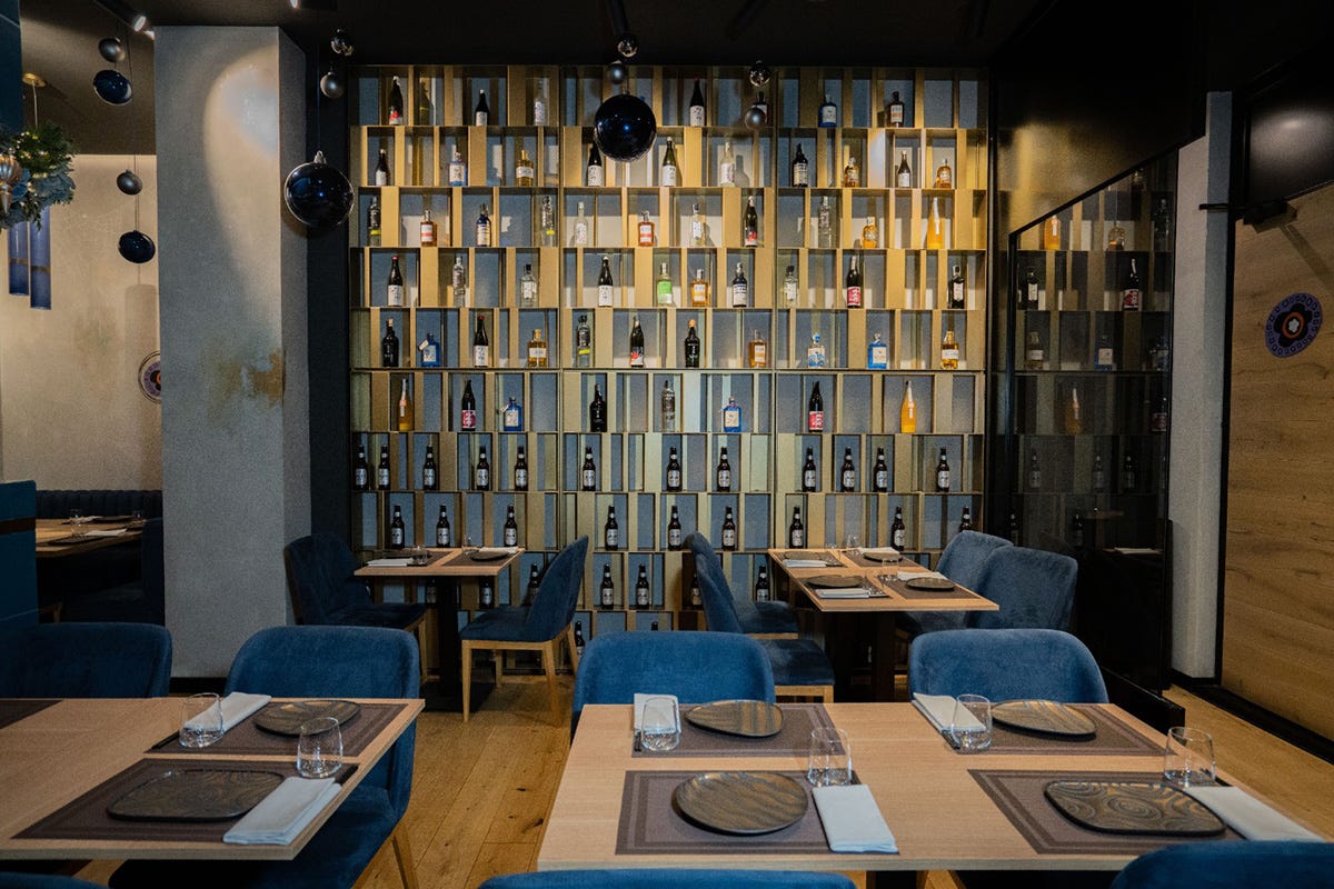 La sala in un delicato connubio di linee e colori in cui domina il blu  Roma, trionfo di crostacei al nuovo Junsei Sushi Restaurant del quartiere Flaminio