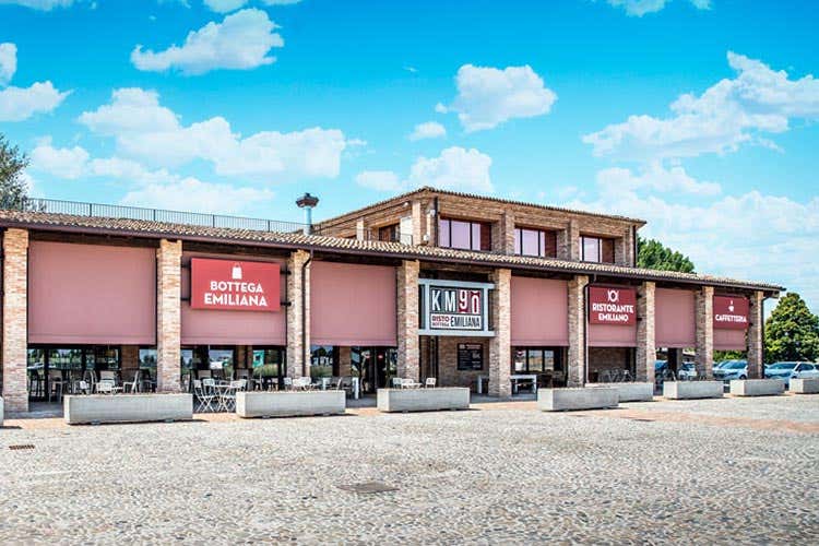 (KM90, risto-bottega emiliana Tipicità a tavola... o a casa propria) (KM90, risto-bottega emiliana Tipicità a tavola... o a casa propria)