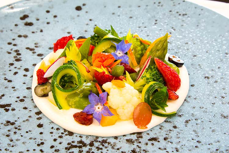 (Estate: frutta, verdure e frutti di bosco su crema di mozzarella di bufala) (Estate: frutta, verdure e frutti di bosco su crema di mozzarella di bufala)