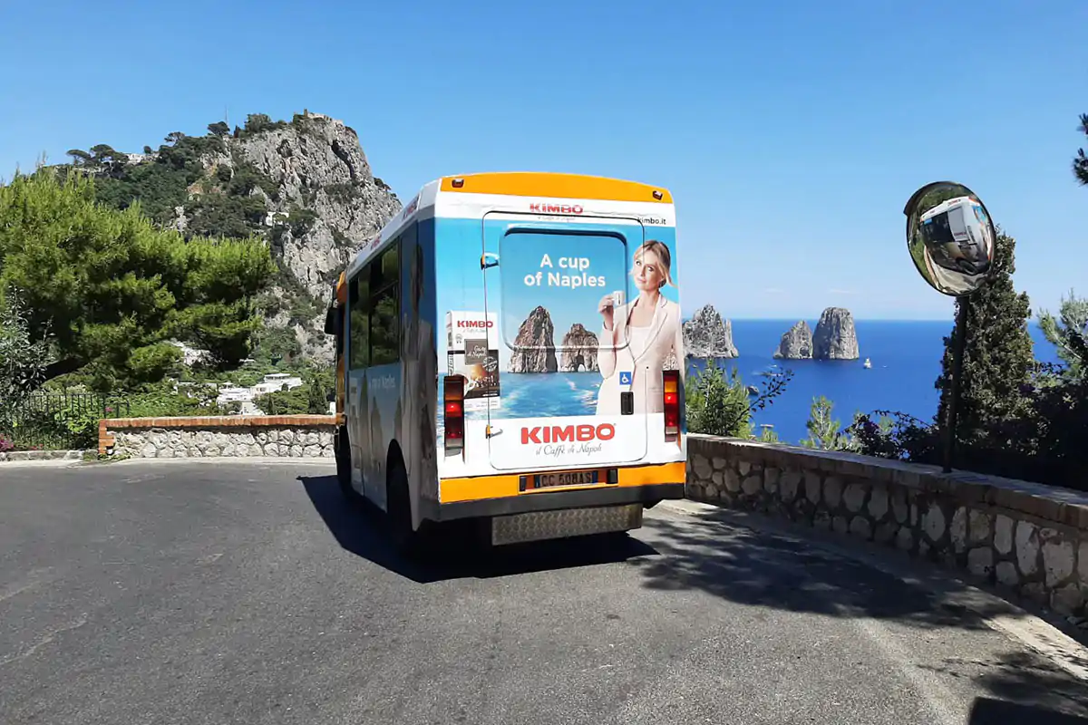 La comunicazione Kimbo sulle strade di Capri Kimbo, comunicazione on the road Una campagna sui bus del territorio