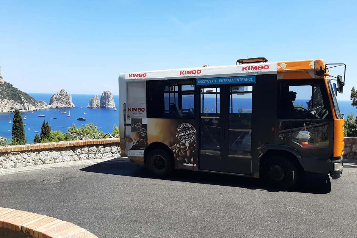 L'autobus Kimbo di fronte ai Faraglioni Kimbo, comunicazione on the road Una campagna sui bus del territorio