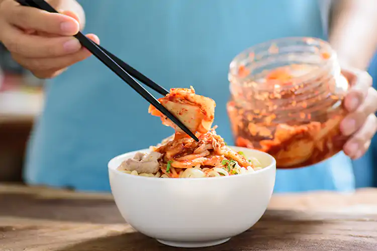 &Egrave; indicato dalla rivista americana Health tra i 5 cibi pi&ugrave; salutari al mondo Il super food del momento? Il Kimchi. La Corea svela su YouTube come si fa