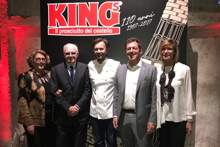 Sonia, Mario, Vladimir e Paola Dukcevich con Carlo Cracco (King's, il prosciutto nel cestello compie 110 anni e festeggia a Milano)