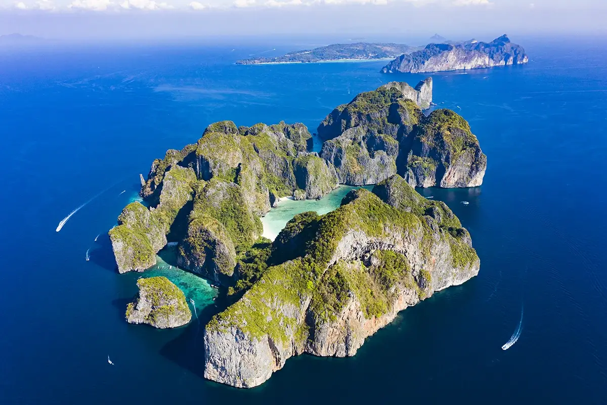 Maya Bay, un paradiso tropicale sull'isola di Ko Phi Phi Leh Thailandia, riapre al pubblico la spiaggia di The Beach con regole ferree