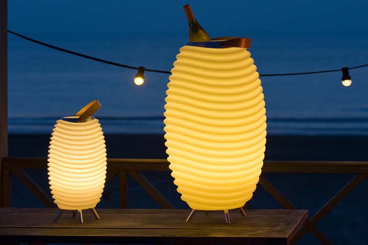 Kooduu &egrave; un accessorio di alto design (Kooduu, tendenza a tre voci &Egrave; lampada, glacette e musica)