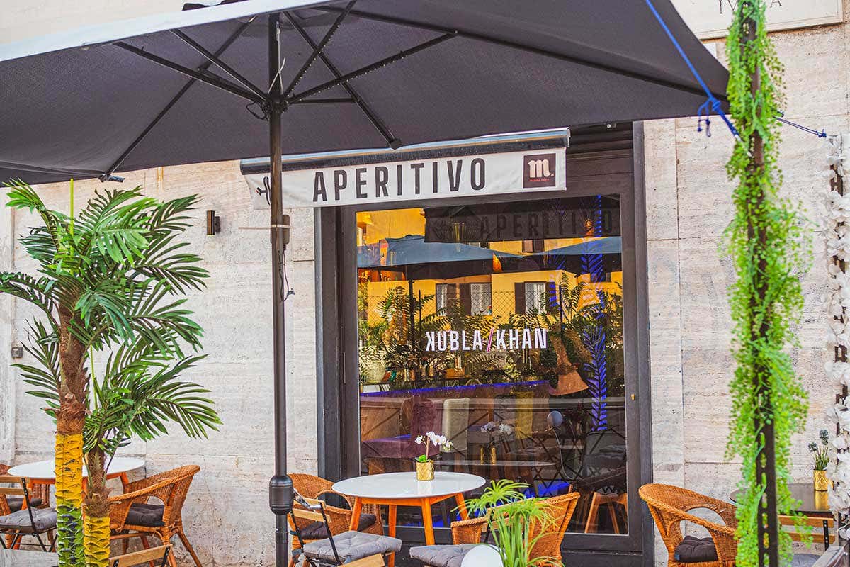 L'entrata del Kubla Kahn Kubla Khan, dove Oriente e Sudamerica si incontrano: da menu alla drink list L'entrata del Kubla Kahn Kubla Khan, dove Oriente e Sudamerica si incontrano: da menu alla drink list