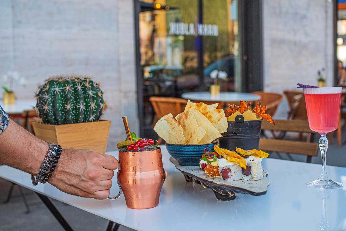 Tutto pronto per l'aperitivo Kubla Khan, dove Oriente e Sudamerica si incontrano: da menu alla drink list