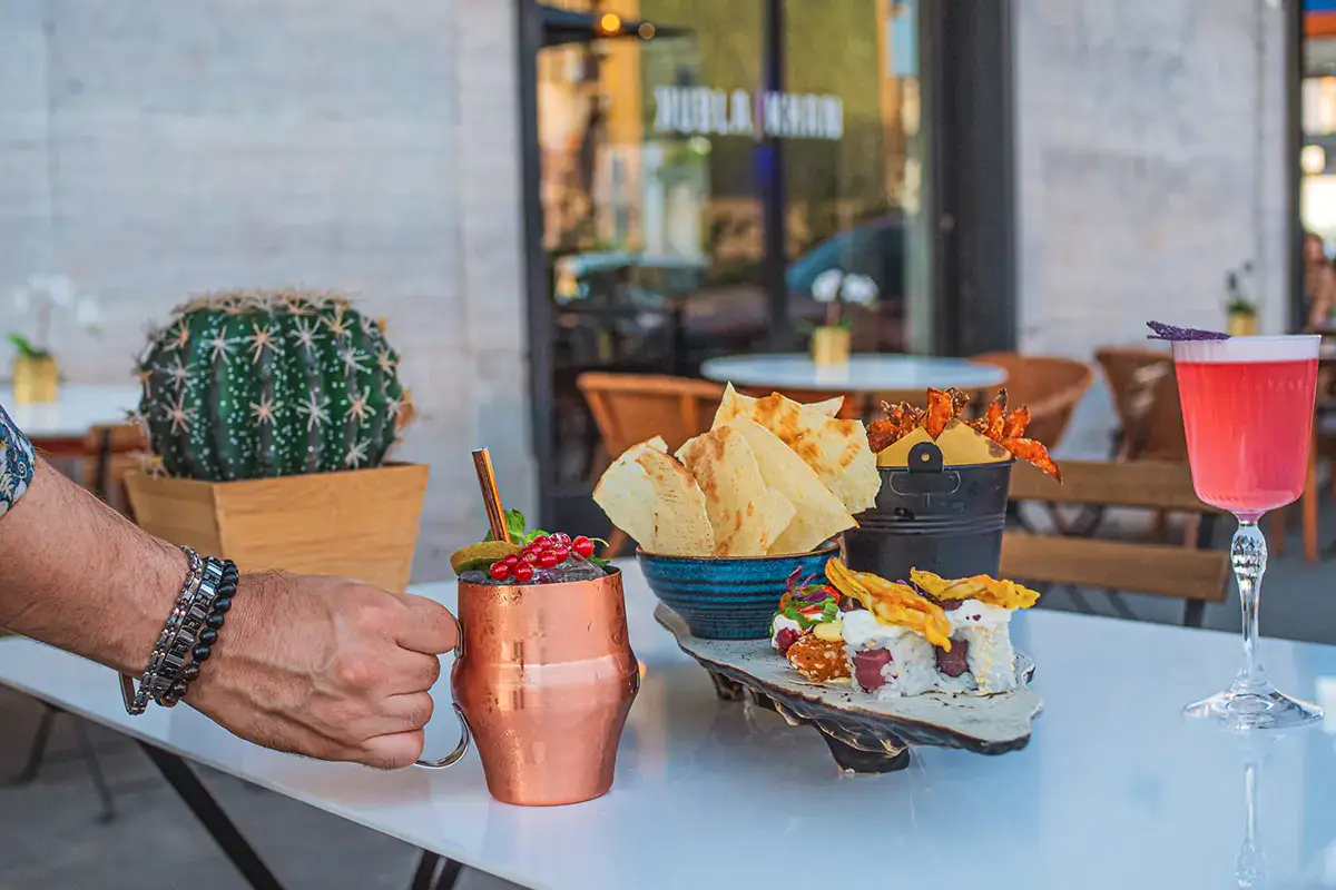 Tutto pronto per l'aperitivo Kubla Khan, dove Oriente e Sudamerica si incontrano: da menu alla drink list