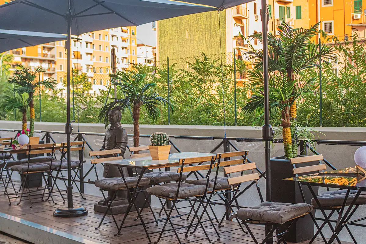 Il dehors esterno Kubla Khan, dove Oriente e Sudamerica si incontrano: da menu alla drink list