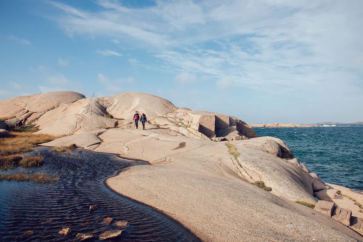 Trekking vista mare: lungo il sentiero Kuststigen tra le maestose scogliere di granito rosa