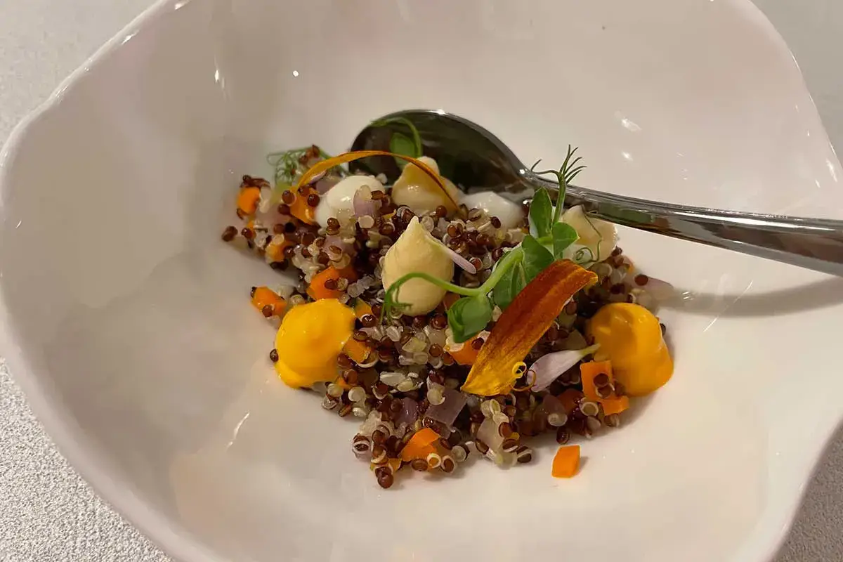 L'ORTO (frutto = barbabietola e quinoa, seme = humus e olio, bulbo = cipolla e scalogno, tubero = patata e lime) Scoprire l’alta cucina attraverso la verdura grazie a Peter Brunel