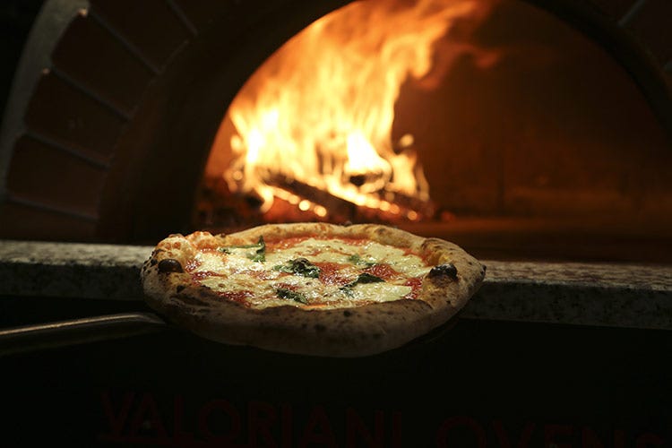 L'associazione Pizzaiuoli napoletani lancia la campagna “Pizza a casa, piacere a domicilio” - L’asporto può salvare il settore Appello dei Pizzaiuoli Napoletani