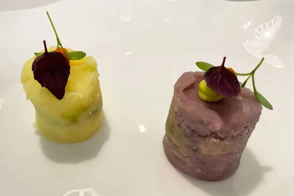 LA CAUSA RELLENA (patata gialla, patata viola, sarde di lago affumicate, avocado e rocoto) Scoprire l’alta cucina attraverso la verdura grazie a Peter Brunel