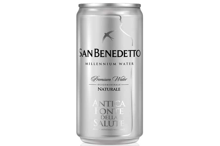 (San Benedetto porta al Vinitaly l’acqua minerale nella lattina) (San Benedetto porta al Vinitaly l’acqua minerale nella lattina)