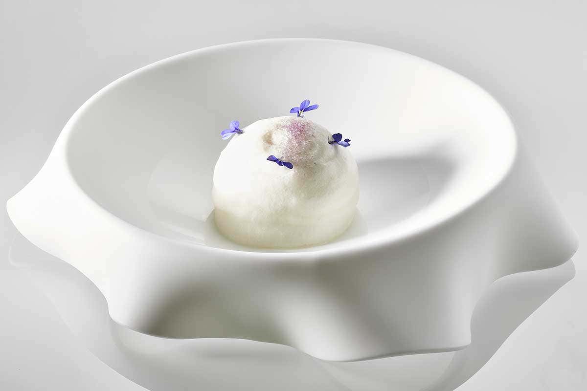 Litchi e violetta (Credits: Marco Veroli) Krèsios, l'idea vincente del menu degustazione unico (e al buio) vale la seconda stella