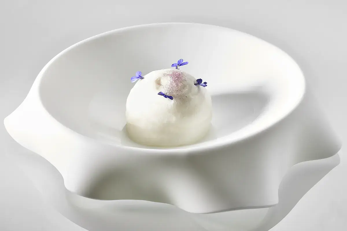 Litchi e violetta (Credits: Marco Veroli) Krèsios, l'idea vincente del menu degustazione unico (e al buio) vale la seconda stella