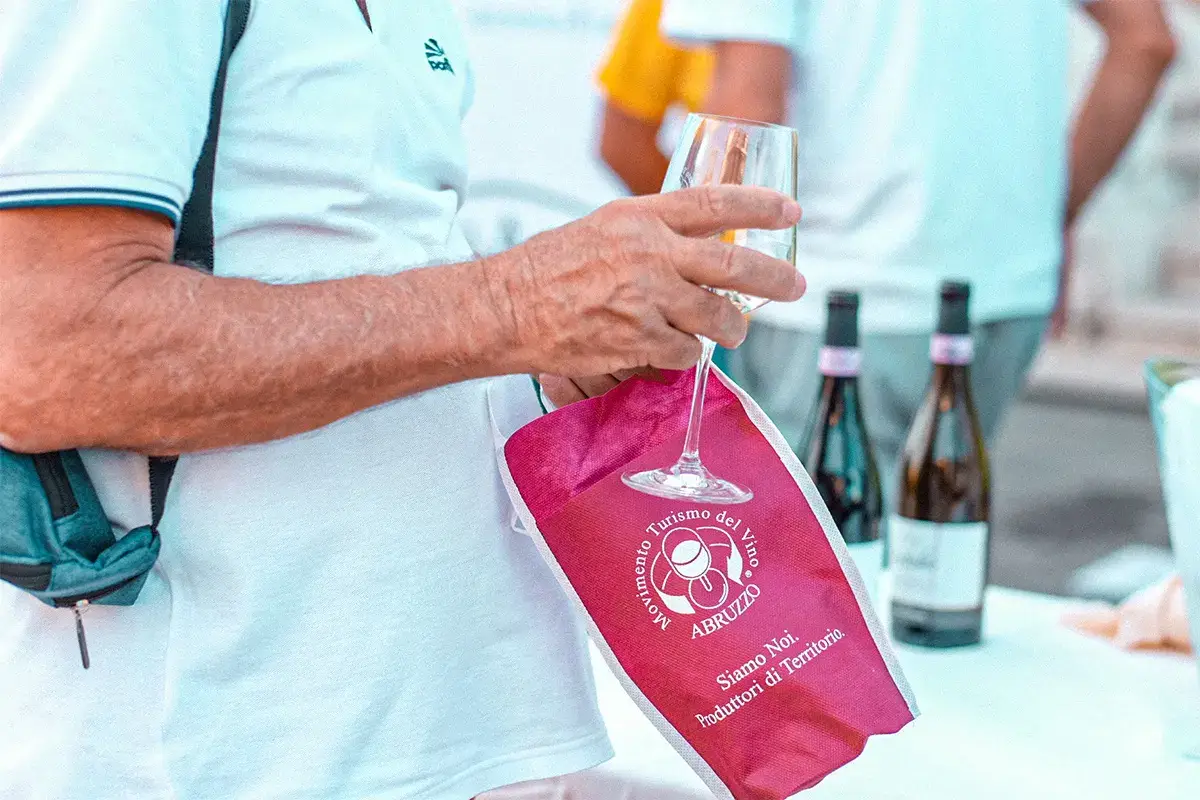 Movimento Turismo del Vino Abruzzo organizza la Cantine Aperte regionale Cantine Aperte in Abruzzo 22 aziende per gli enoturisti
