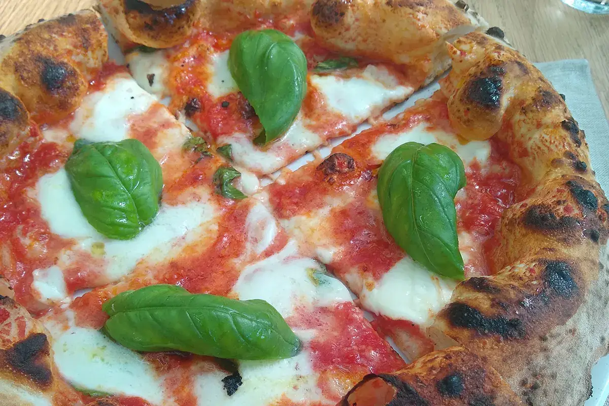 La pizza Caserta La Bolla, ristorante con annesso albergo