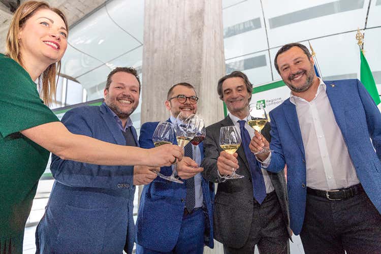 (La Lombardia al Vinitaly punta in alto Anche Salvini brinda alla presentazione) (La Lombardia al Vinitaly punta in alto Anche Salvini brinda alla presentazione)