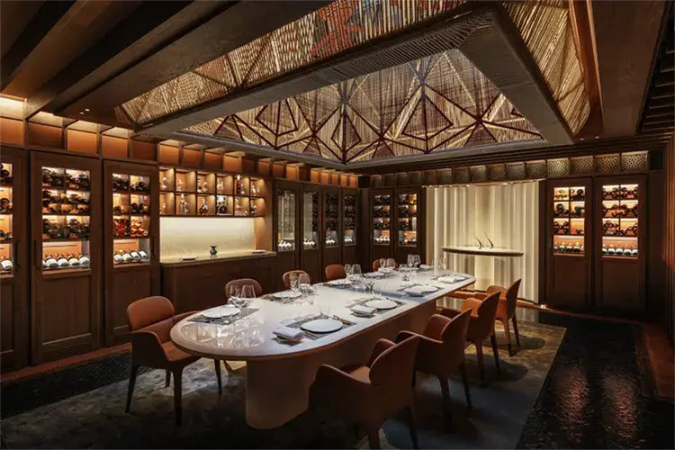 L'Oenot&egrave;que con il tavolo in pietra lavica Restyling 5 stelle a Marrakech Nuova immagine per La Mamounia