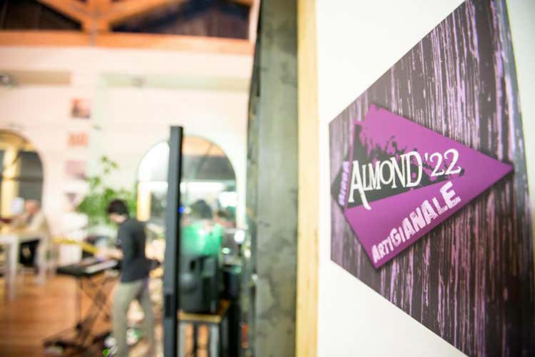 (La Maxima del birrificio Almond ’22 Un po' come ricevere un abbraccio) (La Maxima del birrificio Almond ’22 Un po' come ricevere un abbraccio)