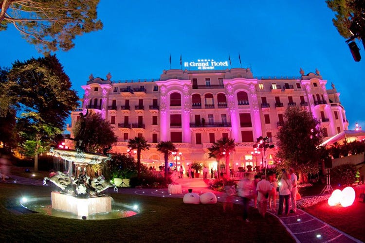 La Notte Rosa firmata Select Hotels tra cene e bollicine a ritmo di musica