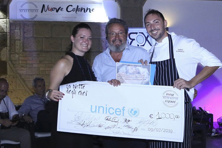 Dario d'Angelo consegna l'assegno a Matteo Ferrara (La Notte degli Chef Mille euro per Unicef Italia)