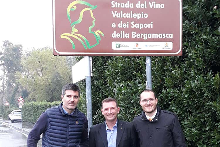 Alessandro Colletta, sindaco di Orio al Serio, Enrico Rota e Giorgio Lazzari, rispettivamente presidente e segretario della Strada del Vino Valcalepio (La Strada del Vino Valcalepio dà vita ai percorsi del gusto) Alessandro Colletta, sindaco di Orio al Serio, Enrico Rota e Giorgio Lazzari, rispettivamente presidente e segretario della Strada del Vino Valcalepio (La Strada del Vino Valcalepio dà vita ai percorsi del gusto)