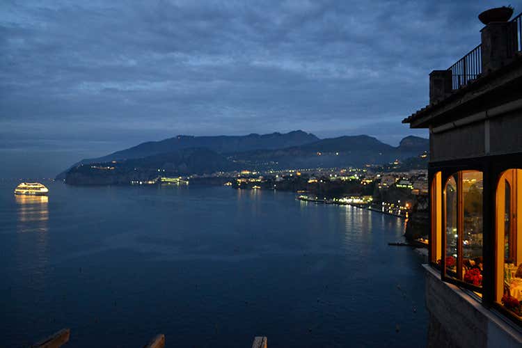 Là dove il mare luccica, e tira forte il vento - Lucio Dalla (La Tonnarella, a picco sul mare Un po' come sentirsi a casa)
