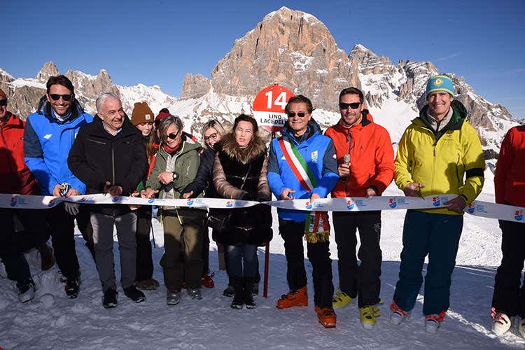Il taglio del nastro con le autorità (La nuova Lino Lacedelli impreziosisce lo sci ampezzano)
