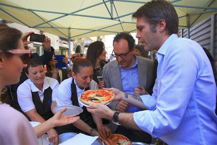 La pizza festeggia 128 anni da Brandi A impastare anche Emanuele Filiberto