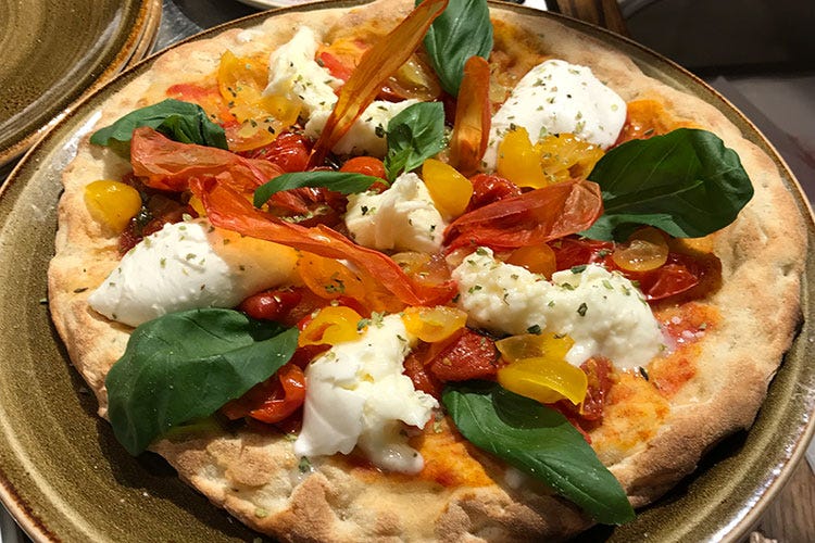 La pizza Dieci pomodori (La pizza mondiale di Giorgio Sabbatini esalta l'italianità degli ingredienti)