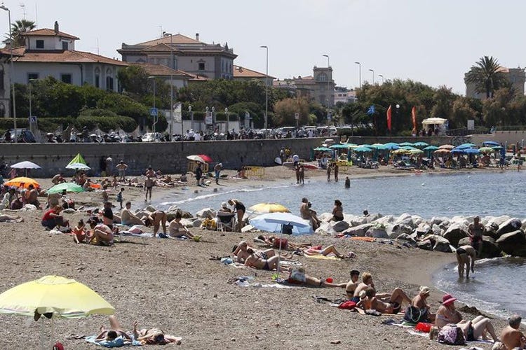 La spiaggia dei Tre Ponti a Livorno - Volontari per controllare le spiagge Livorno ci pensa per l'estate