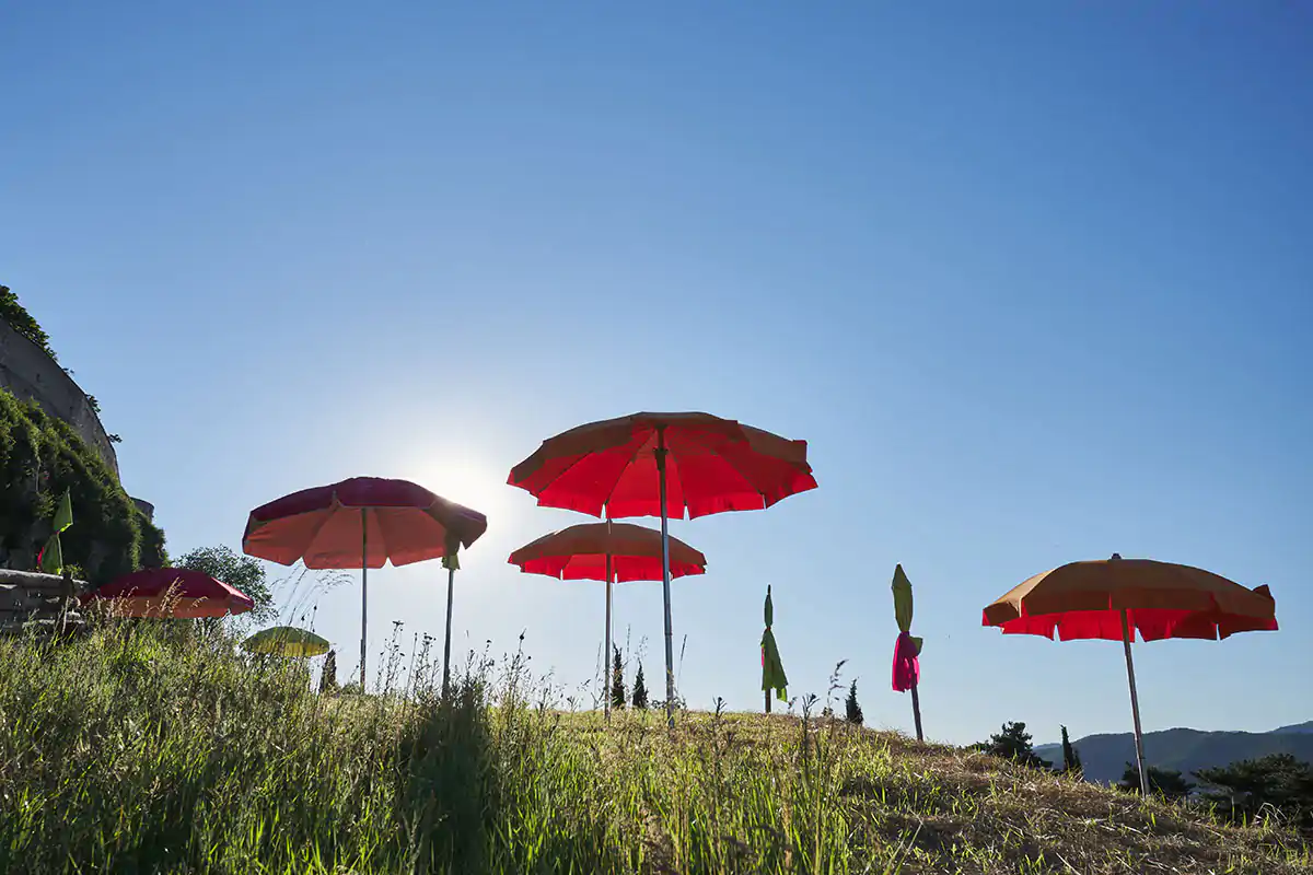 La Plage nel Vigneto Pusterla a Brescia Una spiaggia nel vigneto&nbsp; Ombrelloni a pergola a Brescia