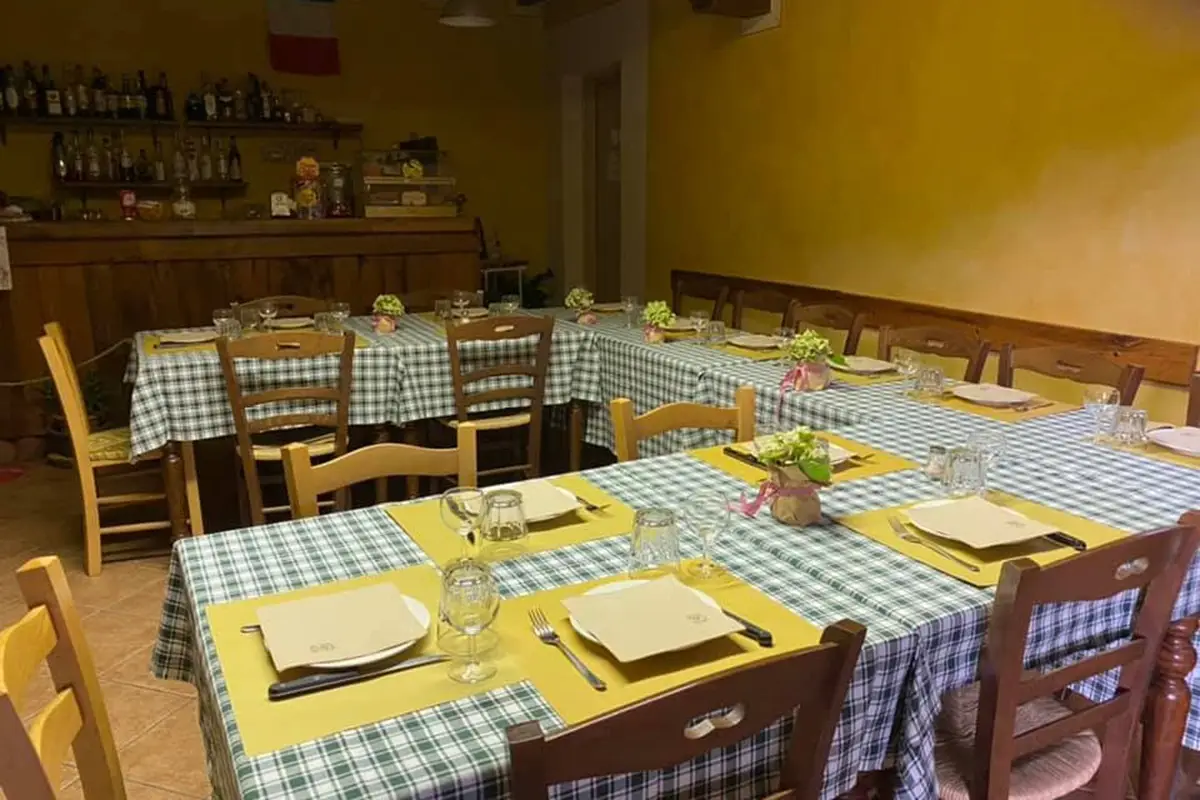 Un locale che si integra con il territorio Cena di San Valentino insolita? In un borgo di 70 abitanti