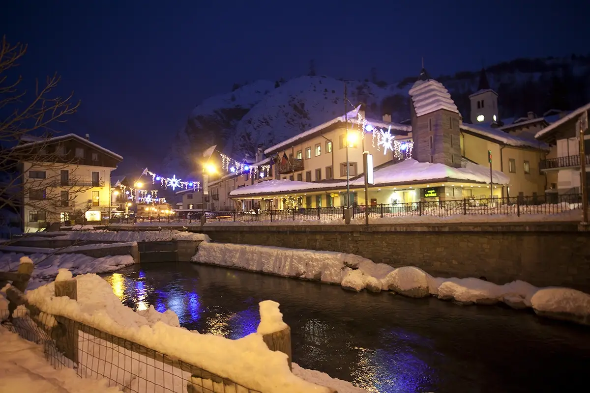 La Thuile &egrave; un piccolo borgo montano In maschera sulle piste da sci? Succede a La Thuile