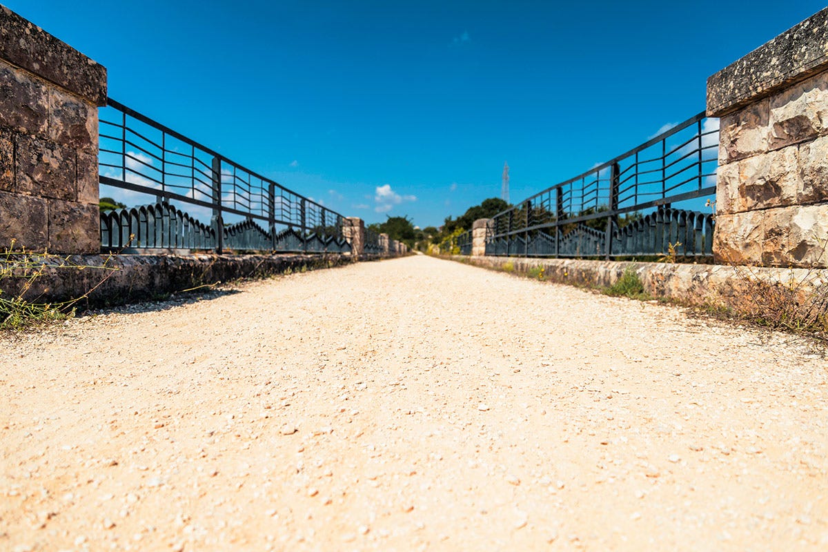 La ciclovia dell'Acquedotto, in Puglia, è un percorso lungo 170 km Ciclabile Puglia