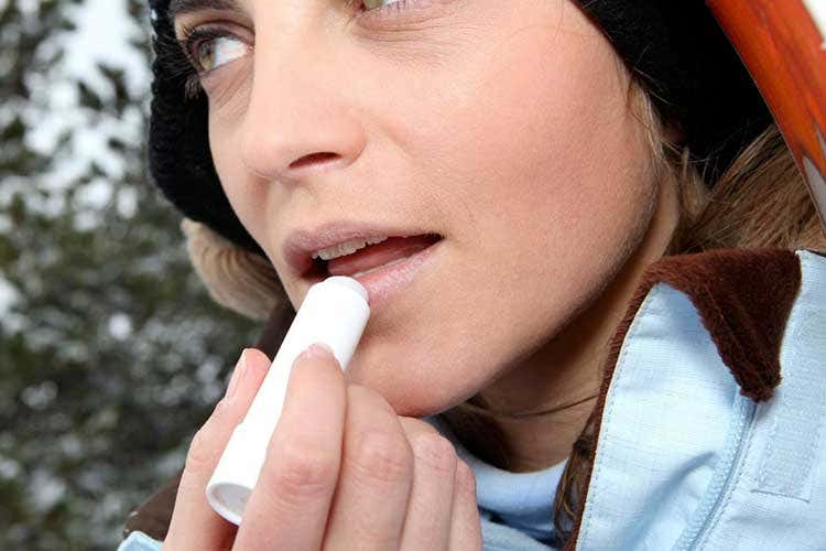 (Labbra, come agire contro il freddo? Propoli e olio di avocado tra i rimedi)