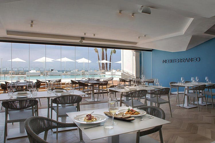 La sala del ristorante Mediterraneo (Labelon, fronte mare top sulla spiagga di Bacoli)