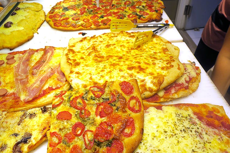 Profumi di pane, focaccia e pizza avvolgono il forno (Laganà a Milazzo, profumi di pane)