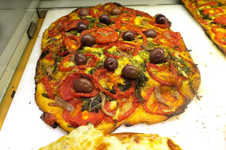 Il Panificio &egrave; aperto tutti i giorni, anche la domenica (Lagan&agrave; a Milazzo, profumi di pane)