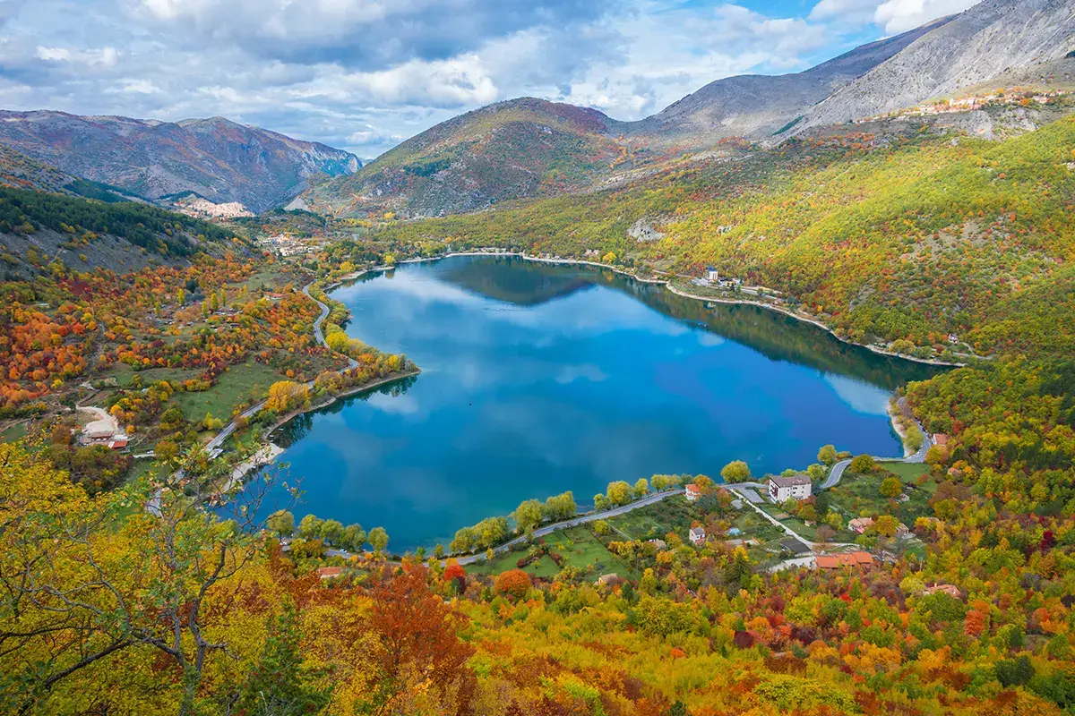Il lago di Scanno L&rsquo;Abruzzo pi&ugrave; wild tra montagne, mare e prodotti tipici