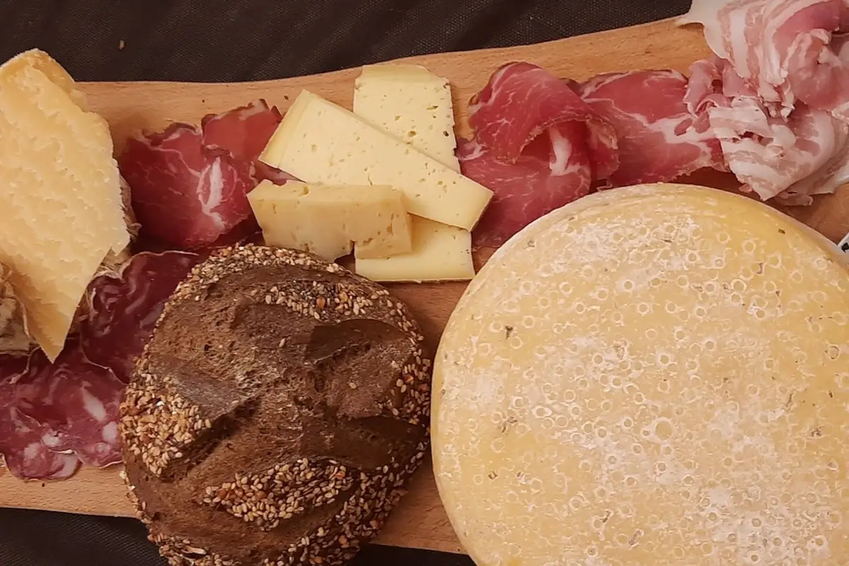 Tagliere di salumi e formaggi alla Trattoria del Vescovo di Pisogne  Da Iseo a Zone: alla scoperta della parte orientale del Lago d’Iseo