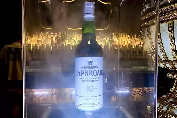 Laphroaig 10 anni A tavola con Laphroaig 10 anni&nbsp; Sapidit&agrave; ed eleganza a tutto pasto