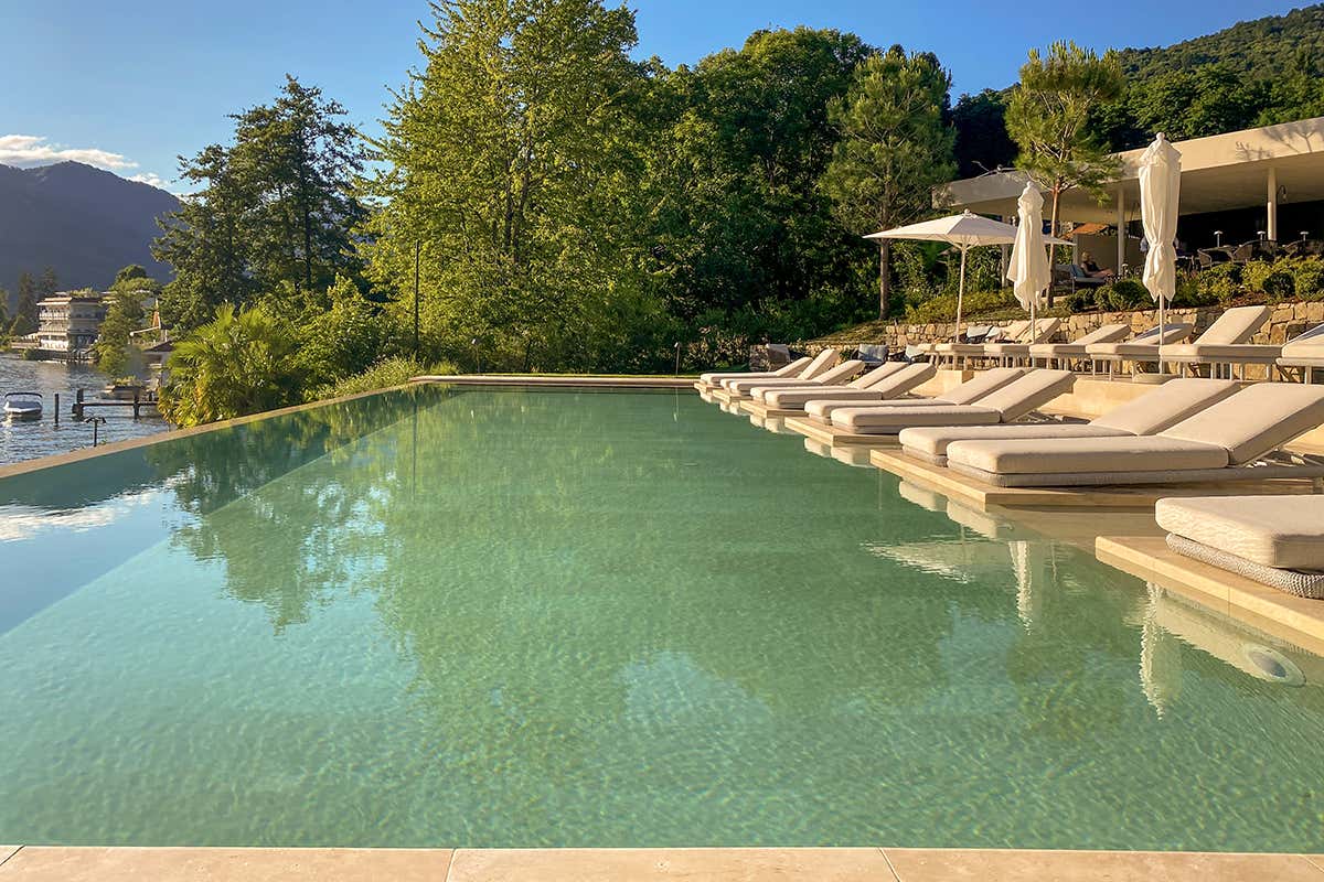 La favolosa piscina riscaldata a sfioro sull'acqua del lago Nella nuova casa al lago di Cannavacciuolo: aperte le porte di Laqua by The Lake