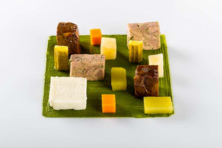 Tripudio di verdure, carne e pesce in blocchi di diverse altezze, colori e consistenze - Andrea Pasqualucci (Larossa e Pasqualucci vincono il 7° Sina Chefs' Cup Contest) Tripudio di verdure, carne e pesce in blocchi di diverse altezze, colori e consistenze - Andrea Pasqualucci (Larossa e Pasqualucci vincono il 7° Sina Chefs' Cup Contest)