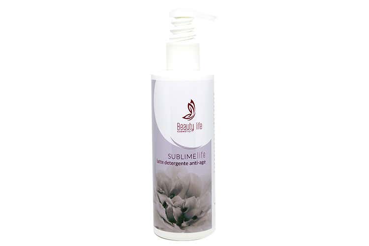 Tre importanti azioni in un solo prodotto: detergente, struccante e maschera (Latte Detergente 3 in 1 per la cura del viso in estate)