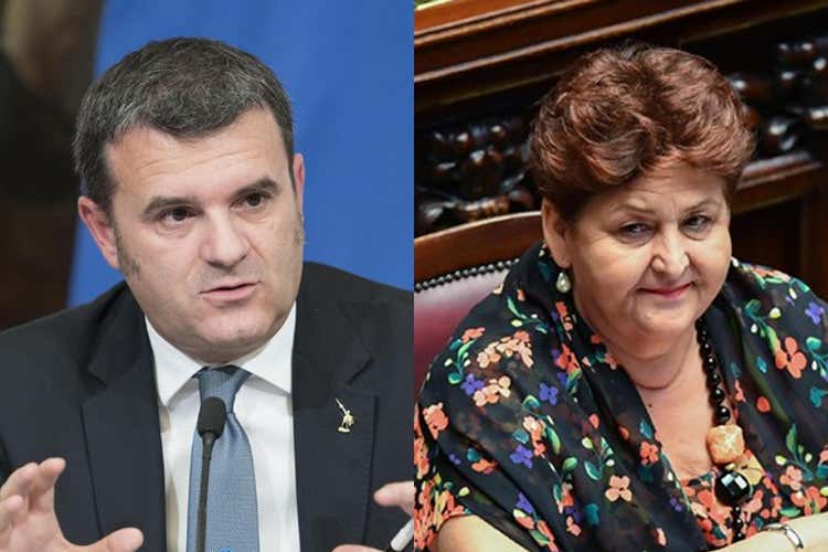 Gian Marco Centinaio e Teresa Bellanova (foto: Ansa) (Latte in Sardegna, Centinaio: «Bellanova prende meriti non suoi»)