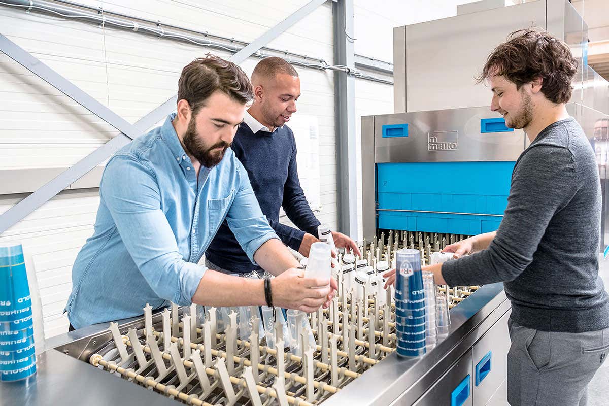 La lavastoviglie M-iQ viene utilizzata per i bicchieri riutilizzabili, evitando i rifiuti di plastica causati da stoviglie monouso Lavastoviglie Meiko al servizio dei professionisti con soluzioni innovative